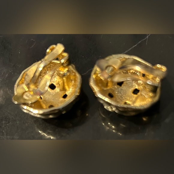 #(2). VINTAGE WOVEN BASKET DETAIL ROUND GOLD CLIP ON EARRINGS. - Picture 2 of 2